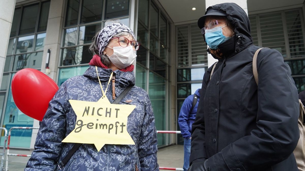 Obrazem: V Německu protestovaly proti koronavirovým opatřením tisíce lidí